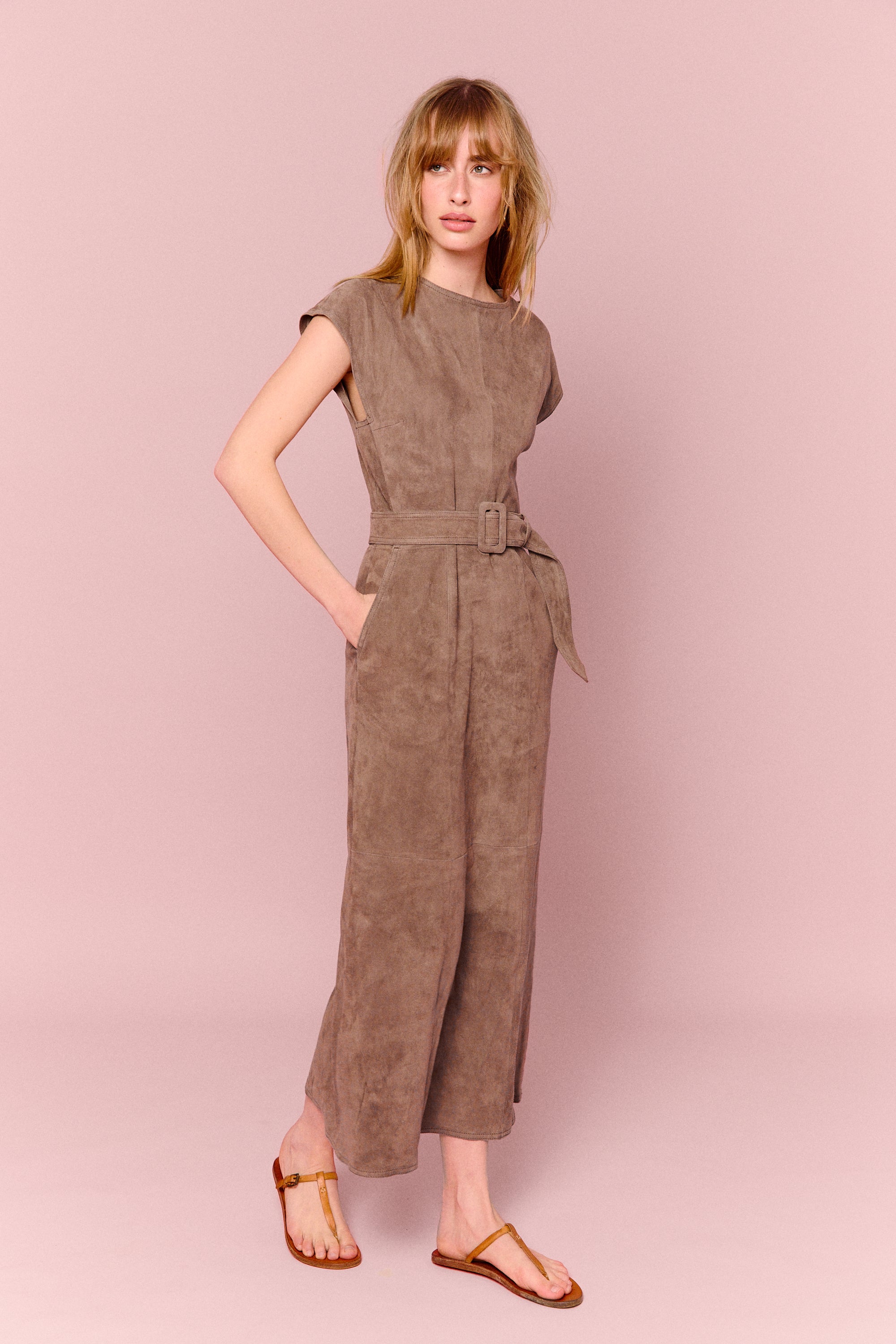 VESTIDO MIDI BEIGE ANTE CON MANGAS TIPO CAP SOFIA