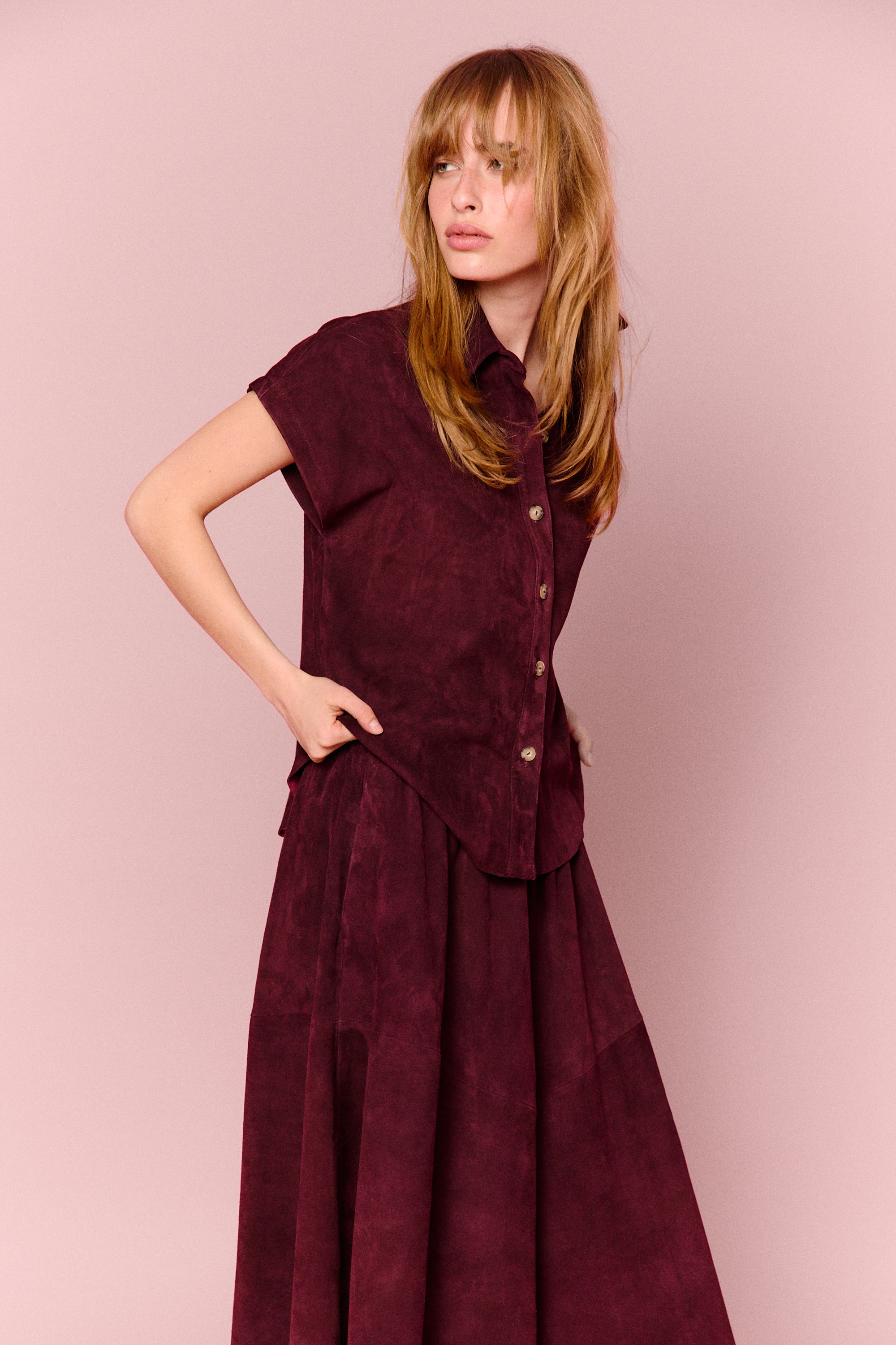 CAMISA SIN MANGAS MORADA DE ANTE PAU