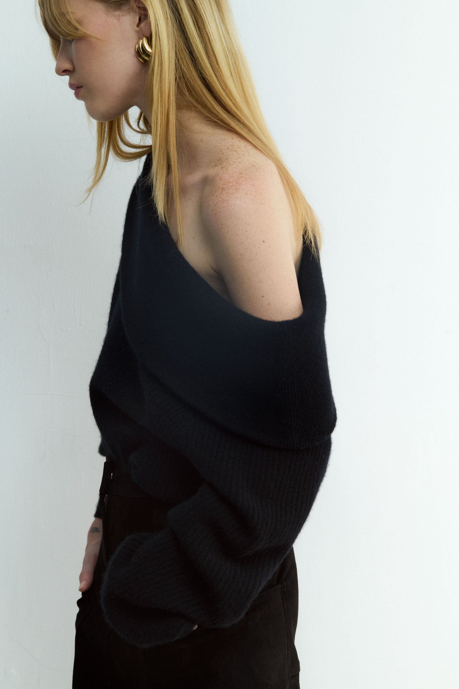 OFF SHOULDER SWEATER BLACK