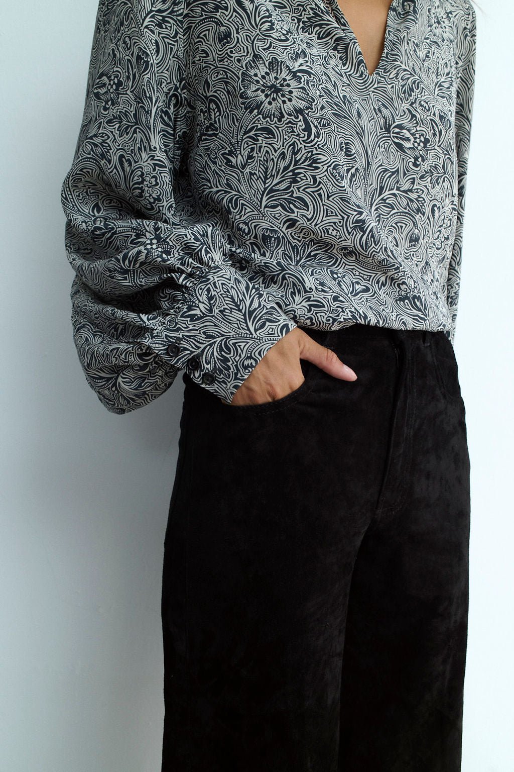 LOLA BLACK SUEDE