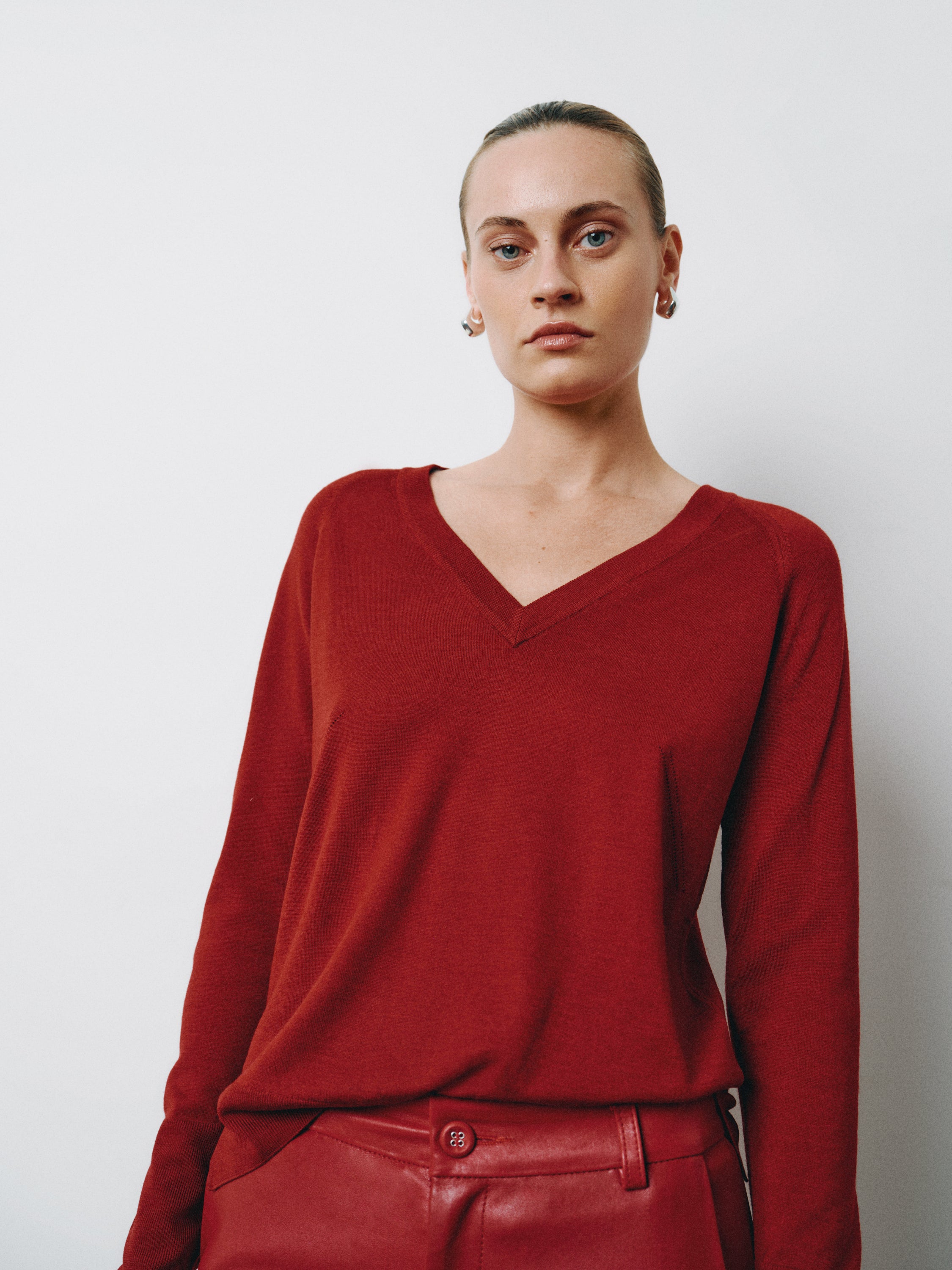 V NECK SWEATER RUBY