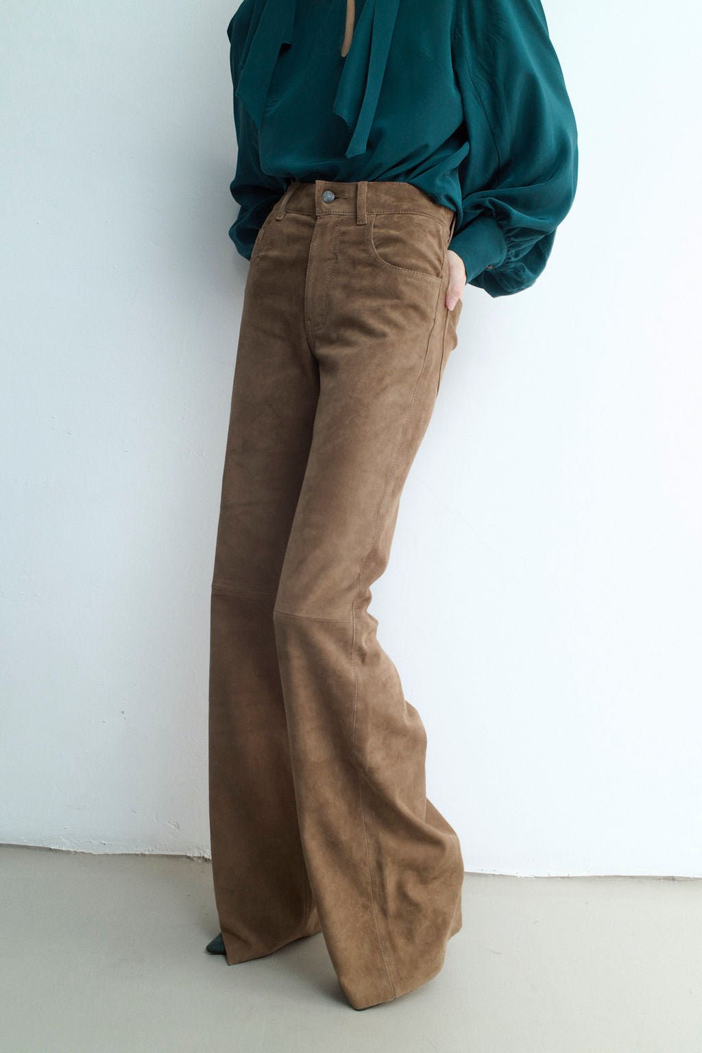 LOLA OAK SUEDE