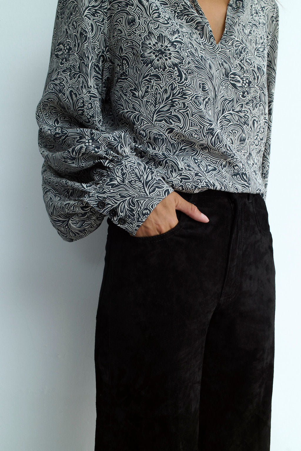 LOLA BLACK SUEDE